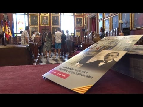 Alumnes de l’IES Emili Darder presenten el fulletó sobre la figura d’Emili Darder